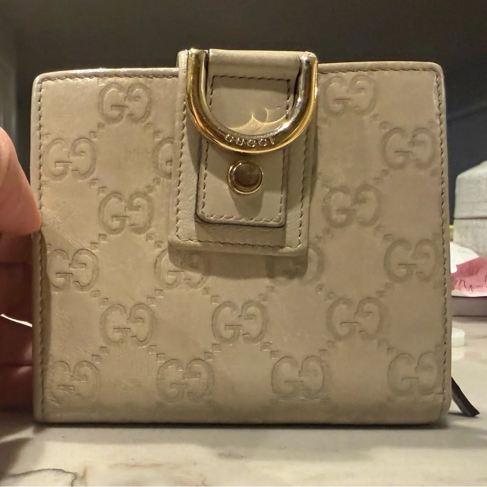 Gucci Beige GG Embossed Leather Bifold Wallet Gold D-Clasp Vintage Authentic